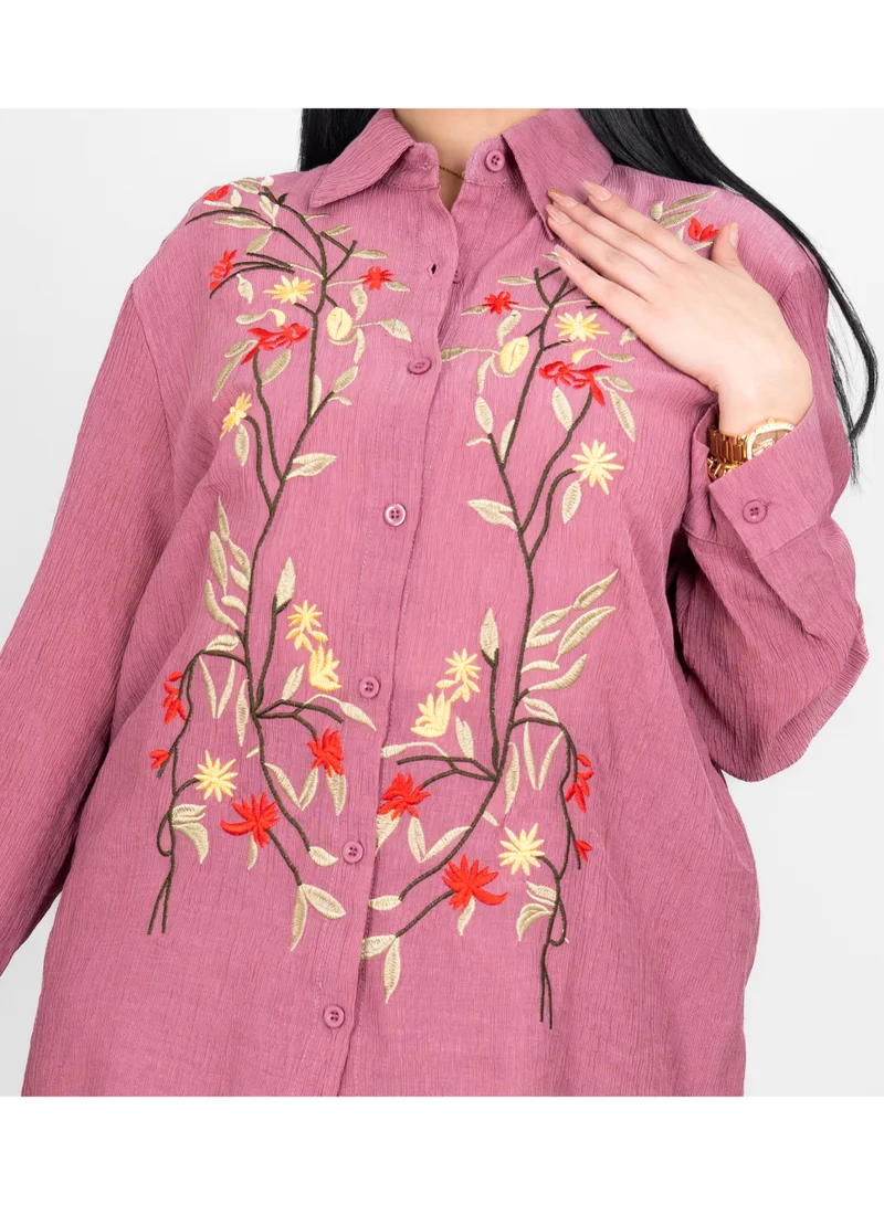 اكسا طقم عصري من قطعتين، قميص وبنطال سادة، بتطريزات ملونة على شكل أوراق شجر